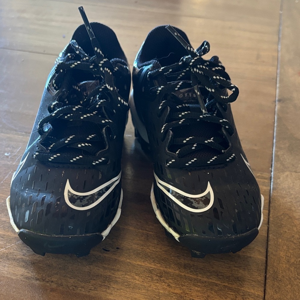 Baseball cleats